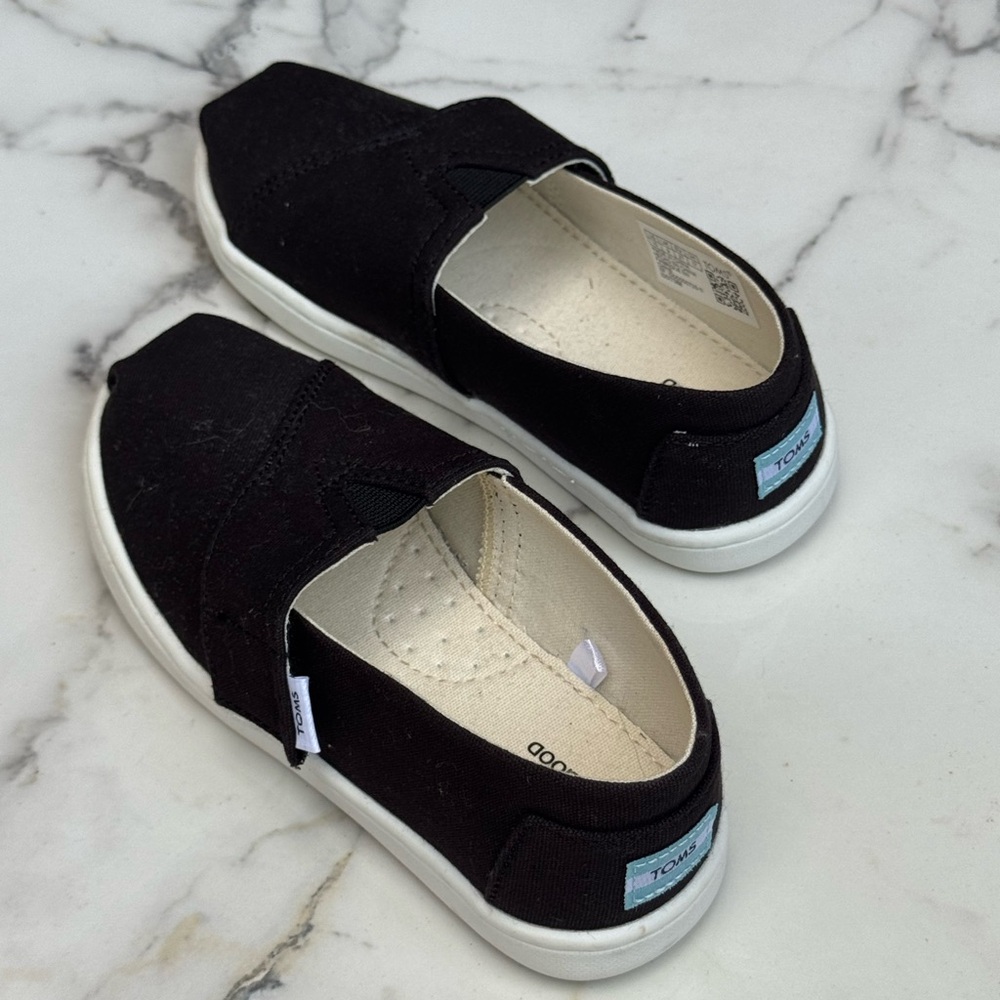 NWOT TOMS Kids Black Canvas Sneakers - Picture 4 of 8